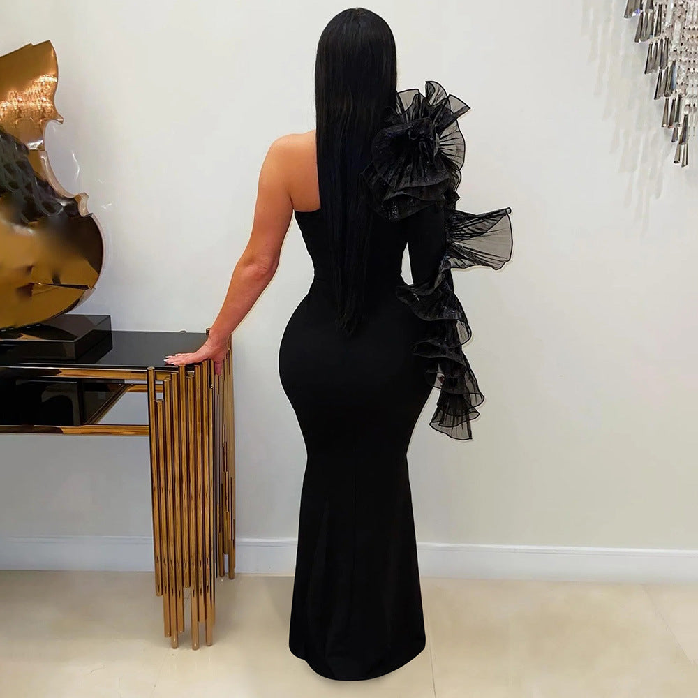 Vestido largo plisado de hombros inclinados