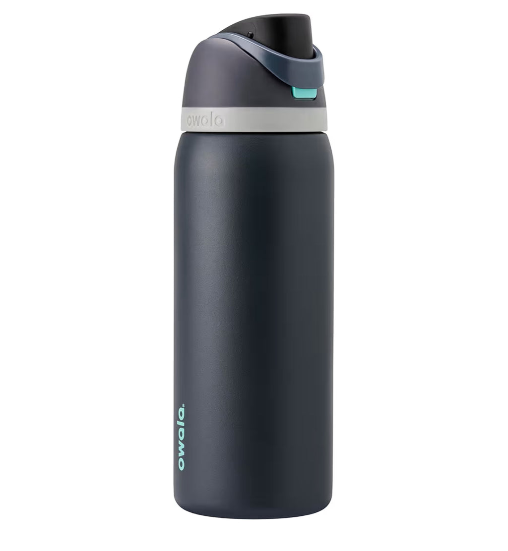 Owala FreeSip - Botella de agua aislada de acero inoxidable con popote para deportes, viajes y escuela, botella de agua deportiva sin BPA, 32 onzas, marea brumosa