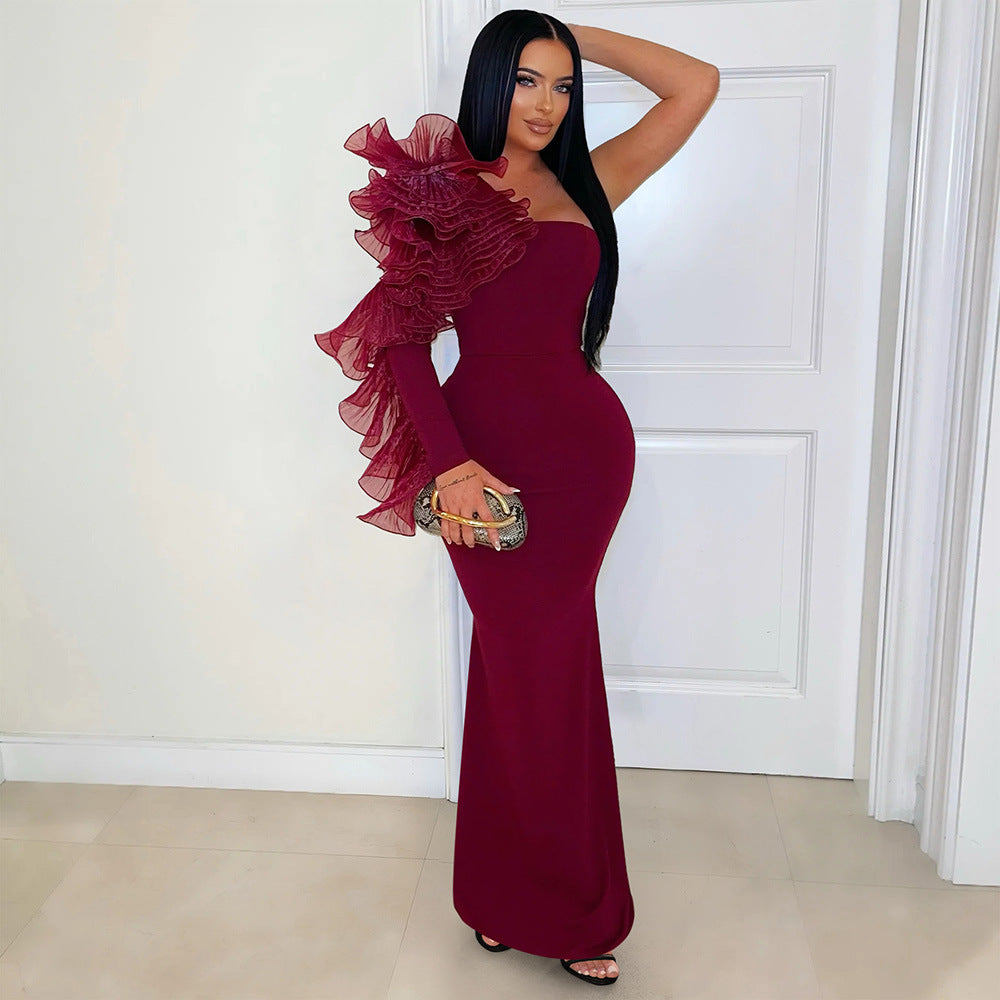 Vestido largo plisado de hombros inclinados